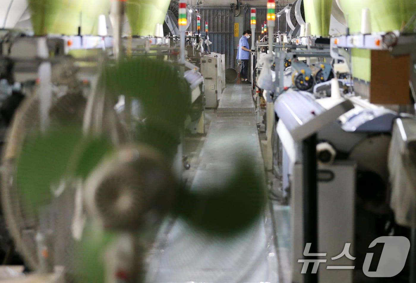 본문 이미지 - 대구에 폭염경보가 지속되는 등 '가마솥더위'가 이어지면서 온열질환자가 30명 이상 발생한 것으로 나타났다. 사진은 폭염특보가 이어지며 무더운 날씨를 보인 5일 대전 대덕구 산업단지 내 한 사업장에서 근로자들이 선풍기에 의지한 채 작업을 하는 모습.(사진은 기사 내용과 무관함) 2024.8.5/뉴스1 ⓒ News1 김기태 기자