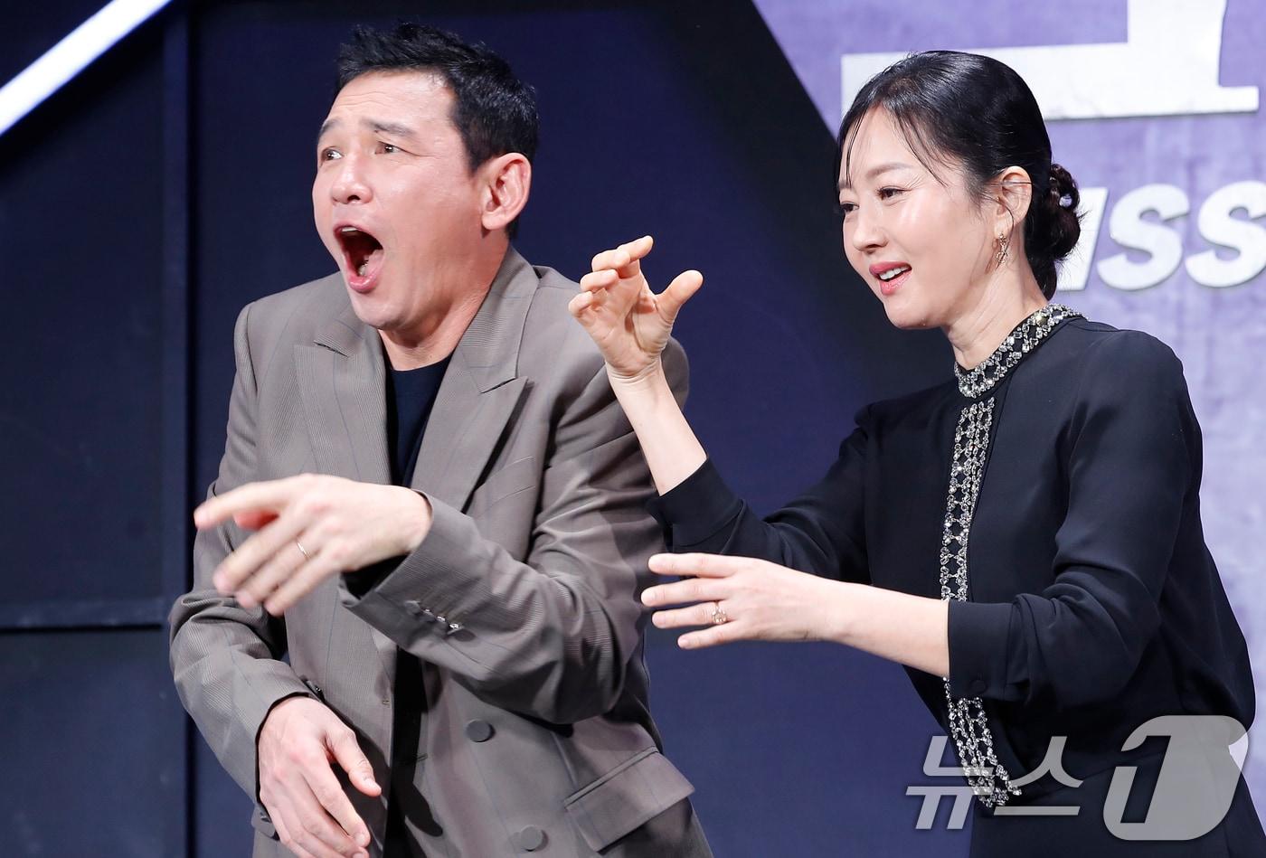 배우 황정민과 염정아(오른쪽)가 5일 서울 중구 앰배서더 서울 풀만 호텔에서 진행된 넷플릭스 영화 '크로스'(감독 이명훈) 제작보고회에서 크로스 포즈를 만든 뒤 팔이 아픈 표정을 하고 있다. '크로스'는 현직 형사인 아내 미선(염정아 분)에게 과거를 숨긴 채 베테랑 주부로 살아가는 전직 정보사 요원 강무(황정민 분)가 거대한 사건에 함께 휘말리면서 벌어지는 이야기를 그린 오락 액션 영화이다. 2024.8.5/뉴스1 ⓒ News1 권현진 기자