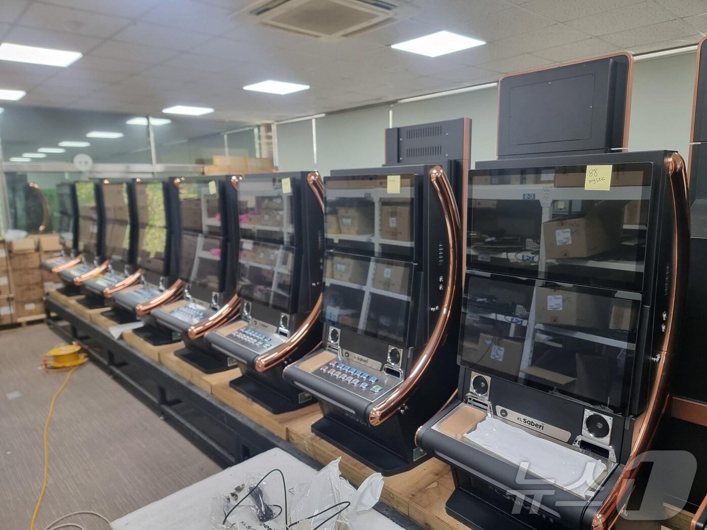 본문 이미지 - 강원랜드가 필리핀으로 수출하는 슬롯머신 ‘KL Saberi’. (강원랜드 제공) 2024.8.5/뉴스1