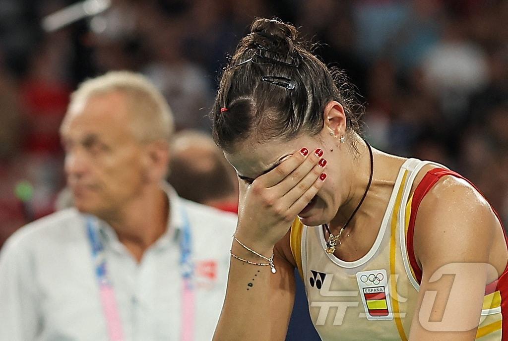 본문 이미지 - 여자 배드민턴 4강전 경기 중 부상으로 경기를 포기한 마린이 눈물을 흘리고 있다. ⓒ 로이터=뉴스1