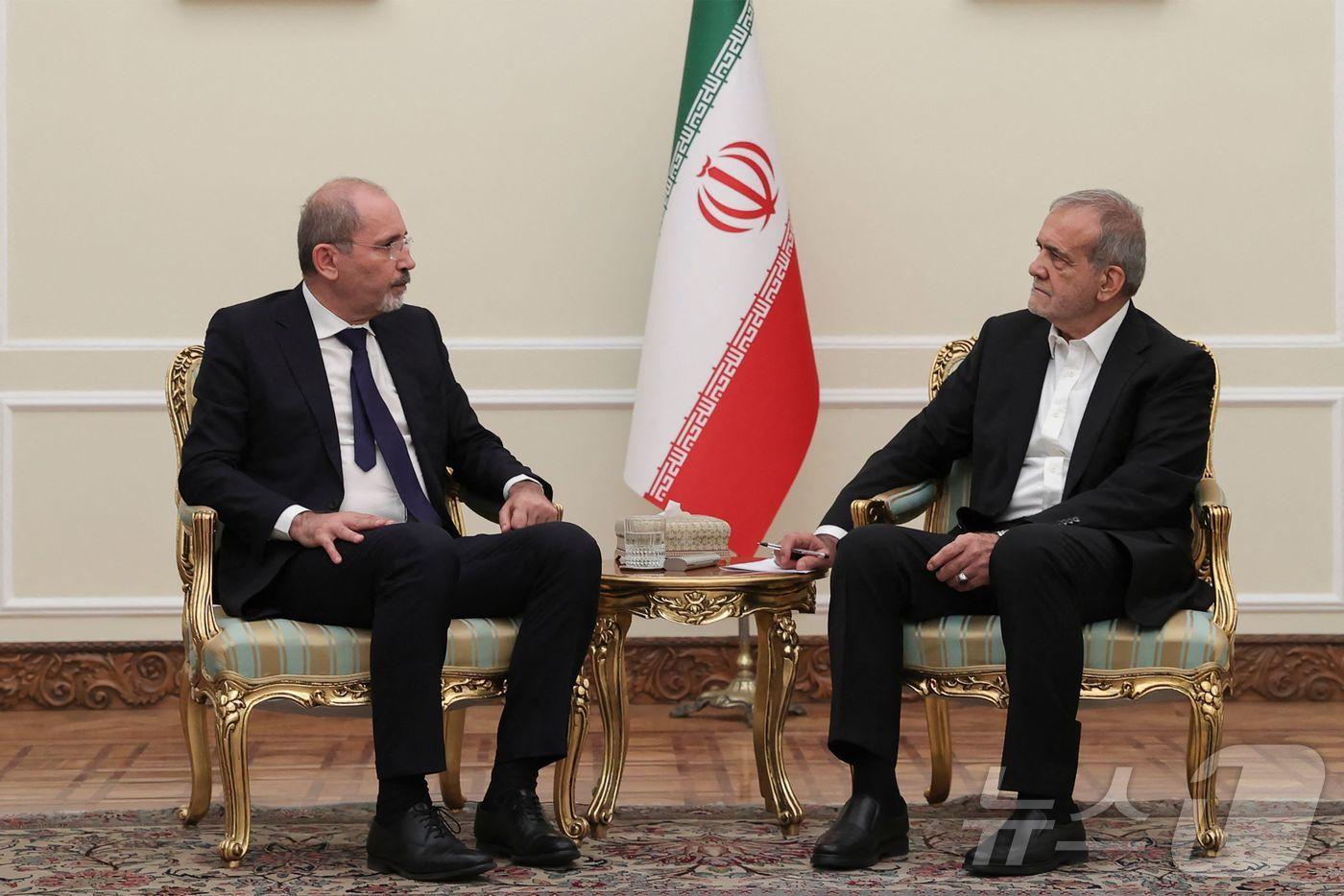 마수드 페제시키안 이란 대통령이 4일(현지시간) 테헤란을 방문한 아이만 사파디 요르단 외무장관과 만나고 있다. 2024.08.05. ⓒ AFP=뉴스1 ⓒ News1 우동명 기자