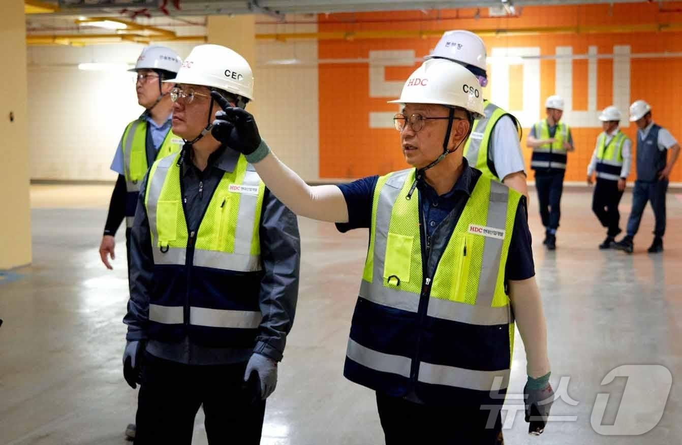 본문 이미지 - 서울시 성동구 서울숲 아이파크 리버포레 현장에서 조태제 HDC현대산업개발 대표이사와 최익훈 대표이사 등 주요 경영진이 여름철 폭염 대비 옥외 근로자 온열질환 예방을 위한 안전점검을 시행하고 있다.(HDC현대산업개발 제공)