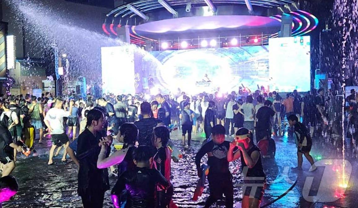 본문 이미지 - ‘2024 태백 한강‧낙동강 발원지 축제’가 지난달 27일부터 이달 4일까지 성황리에 열린 가운데, 축제 프로그램인 선선 워터 나이트 장면. (2024 태백 한강‧낙동강 발원지 축제 홈페이지 갈무리) 2024.8.5/뉴스1