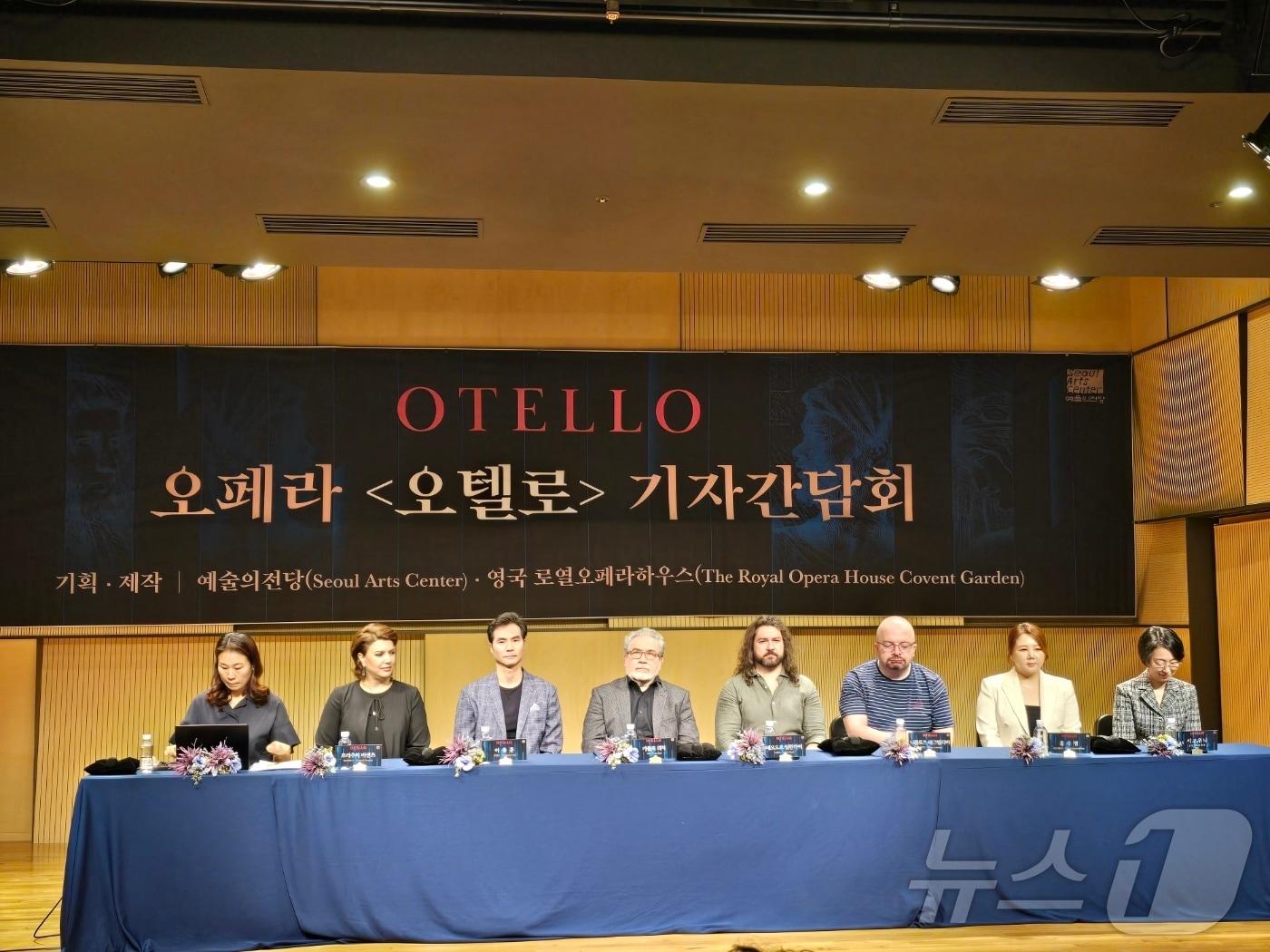 본문 이미지 - 5일 예술의전당 인춘아트홀에서 오페라 '오텔로' 출연진이 기자간담회를 열고 있다. 왼쪽부터 통역 김고운, 소프라노 흐라추히 바센츠. 테너 이용훈, 지휘자 카를로 리치, 테너 테오도르 일린카이, 바리톤 니콜로즈 라그빌라바, 소프라노 홍주영, 예술의전당 공연예술부장 서고우니. ⓒ 뉴스1 김정한 기자