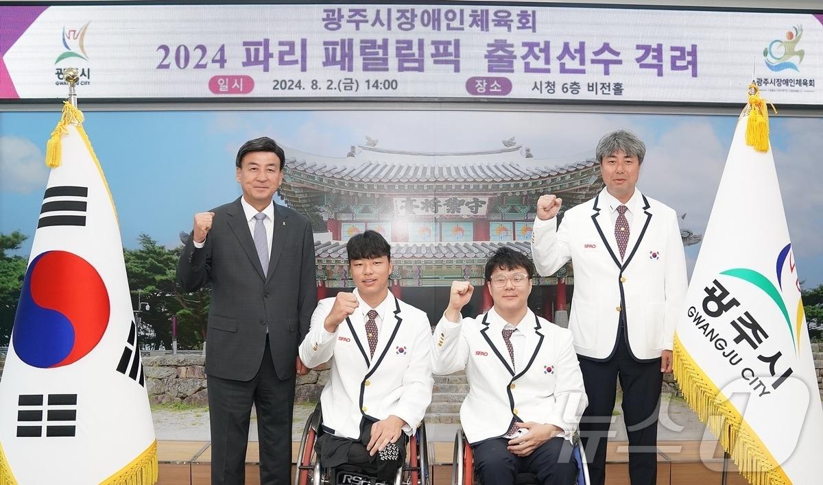 본문 이미지 - 방세환 시장(맨 왼쪽)이 지난 2일 파리 래럴림픽에 출전하는 광주시 장애인체육회 소속 휠체어테니스 주득환 감독과 임호원 선수, 수영 조기성 선수를 시청으로 초청해 격려하며 선전을 당부했다.(광주시 제공)