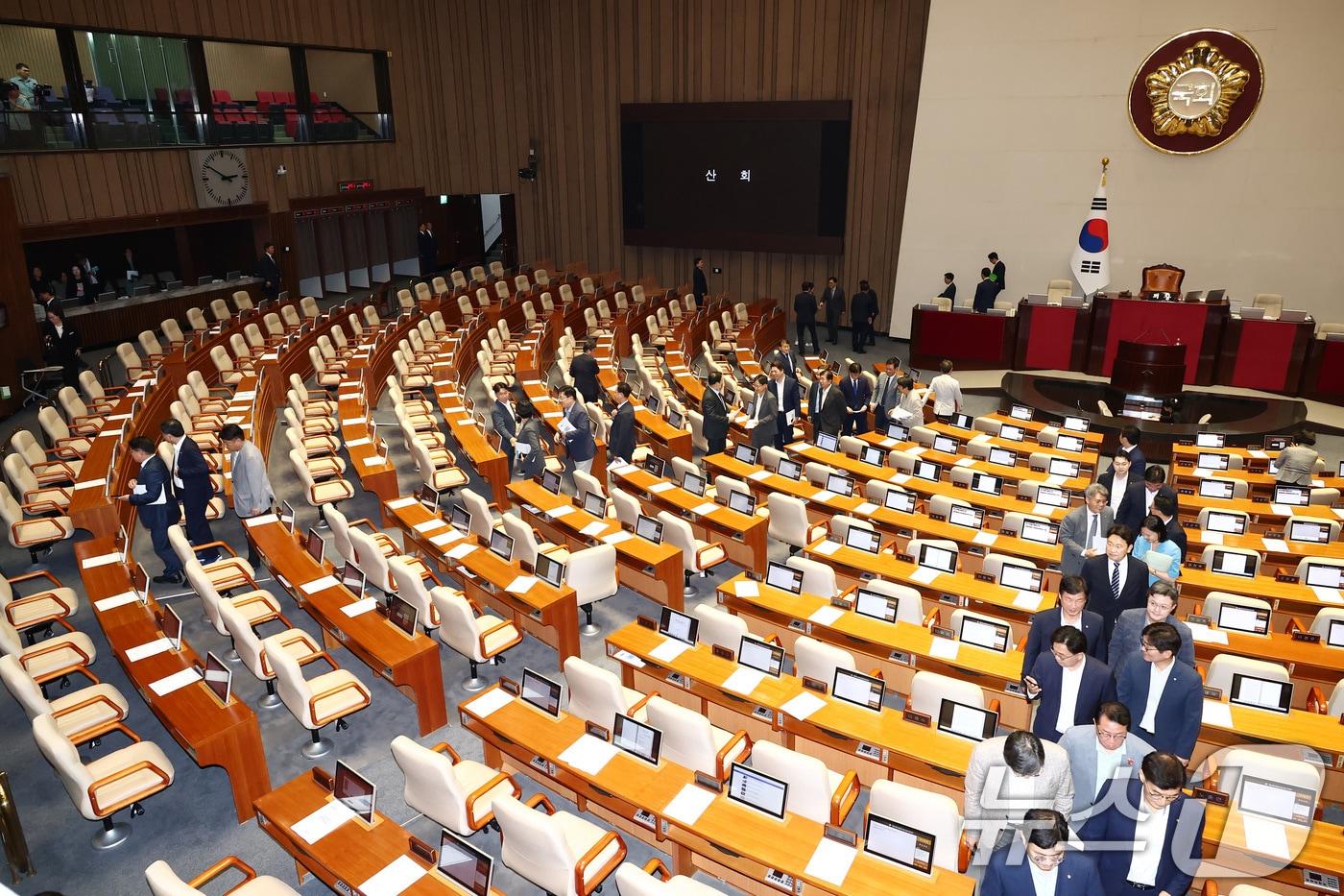 더불어민주당 등 야당 의원들이 5일 오후 서울 여의도 국회에서 열린 제417회 국회(임시회) 제1차 본회의가 산회하자 회의장을 나가고 있다. 2024.8.5/뉴스1 ⓒ News1 김민지 기자