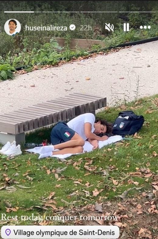 본문 이미지 - 이탈리아 수영 선수 토마스 체콘이 선수촌 숙소가 아닌 공원서 낮잠을 자는 모습이 화제가 되고 있다.(후세인 알리레자 인스타그램 갈무리)