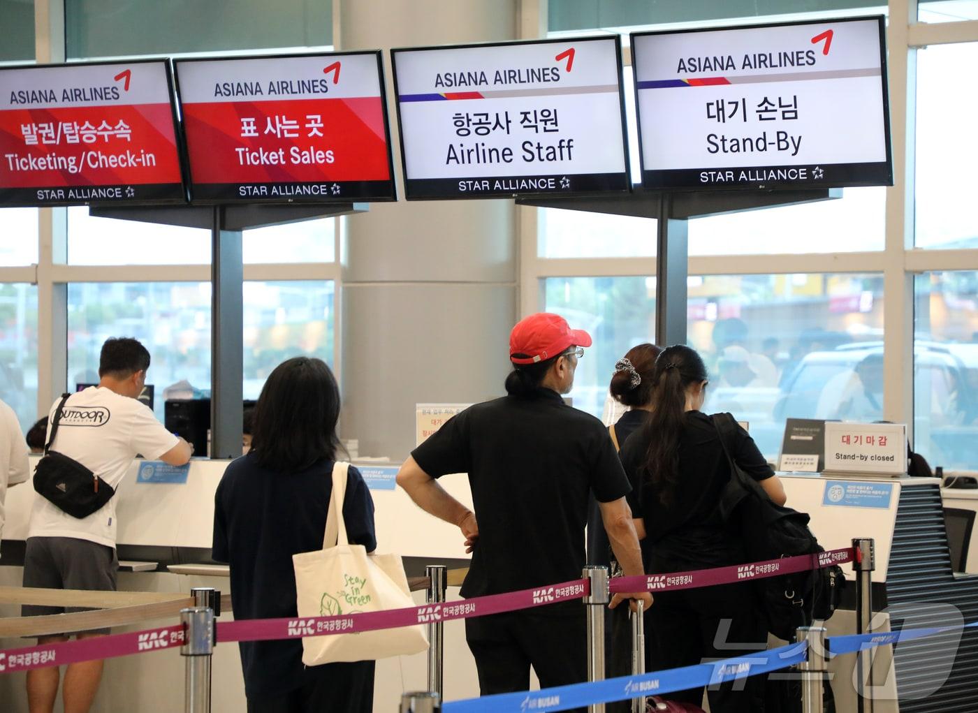 본문 이미지 - 5일 오후 제주국제공항 3층 국내선 출발장의 한 항공사 카운터 앞에 김포행 항공권 대기예약을 하려는 사람들이 줄지어 서 있다.2024.8.5./뉴스1 ⓒ News1 오미란 기자