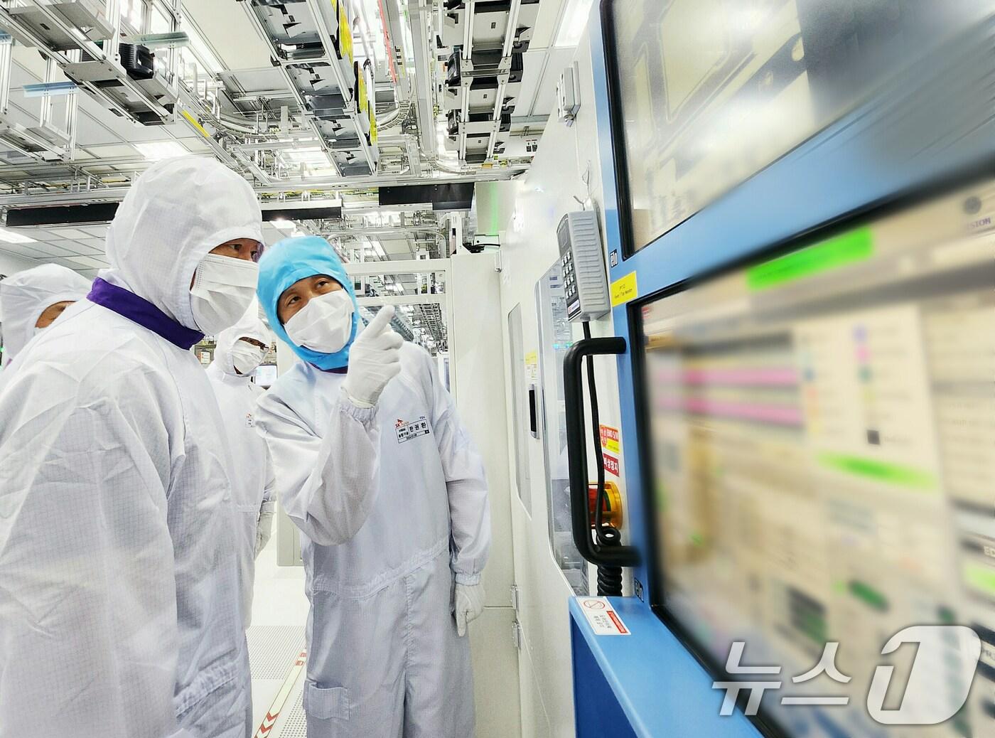 본문 이미지 - 최태원 SK그룹 회장(왼쪽)이 5일 SK하이닉스 주요 경영진과 함께 SK하이닉스 이천캠퍼스 고대역폭메모리(HBM) 생산현장을 점검하고 있다. (SK그룹 제공) 2024.8.5/뉴스1
