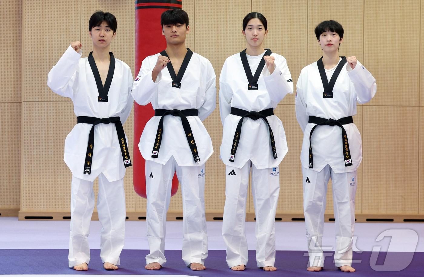본문 이미지 - 태권도 국가대표팀 (왼쪽부터) 박태준, 서건우, 김유진, 이다빈 선수가 25일 오후 충북 진천군 광혜원면 선수촌로 진천국가대표선수촌 태권도장에서 열린 2024 파리하계올림픽 태권도 국가대표팀 미디어데이에서 취재진을 향해 포즈를 취하고 있다. 2024.6.25/뉴스1