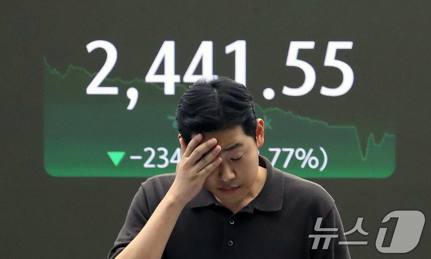 미국 발 경기 침체 공포에 국내 양대 지수가 8% 이상 급락한 지난 5일 서울 하나은행 본점 딜링룸 (자료사진) /뉴스1