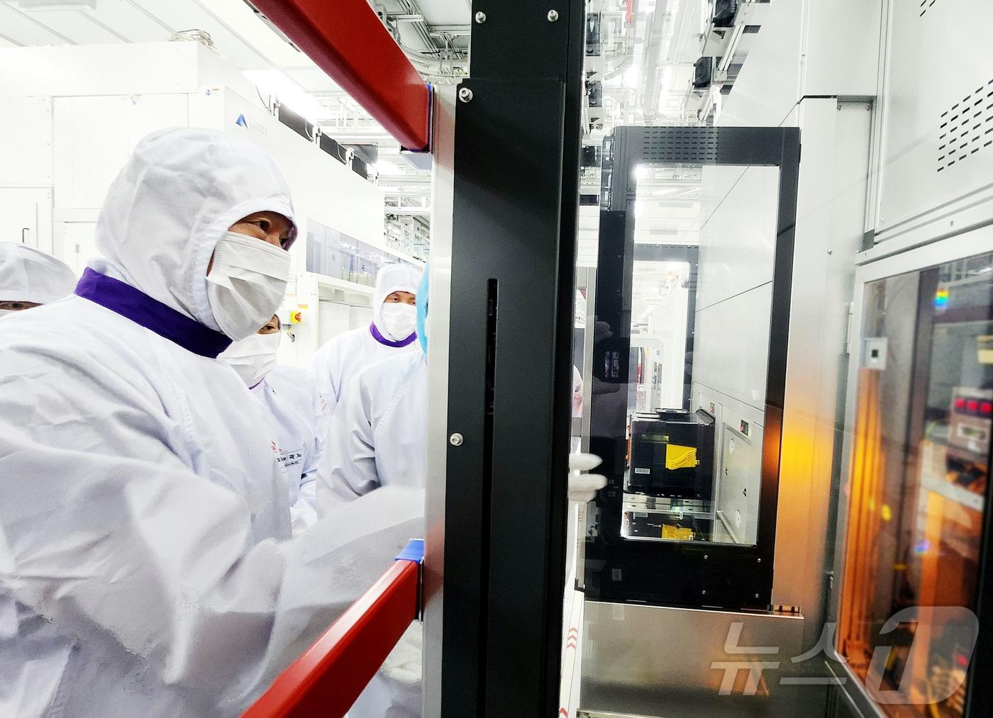 본문 이미지 - 최태원 SK그룹 회장이 5일 SK하이닉스 주요 경영진과 함께 SK하이닉스 이천캠퍼스 HBM 생산현장을 점검하고 있다.(SK그룹 제공) ⓒ News1 최동현 기자