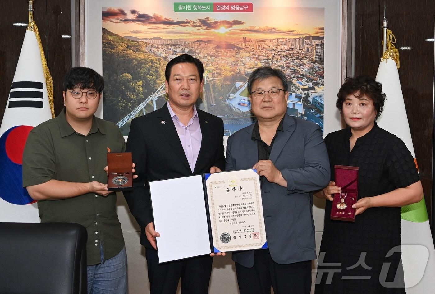 대구 남구는 지난 1일 구청장실에서 6·25전쟁 참전유공자 유족에 화랑무공훈장 전수했다. (대구 남구 제공)/뉴스1