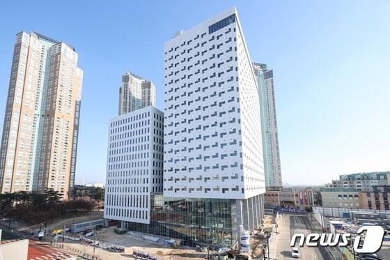 본문 이미지 - 경기 고양시가 최근 일부 부서를 옮겨 배치하면서 민주당 시의원들과 마찰을 빚고 있는 일산동구 백석동 업무빌딩. (고양시 제공)