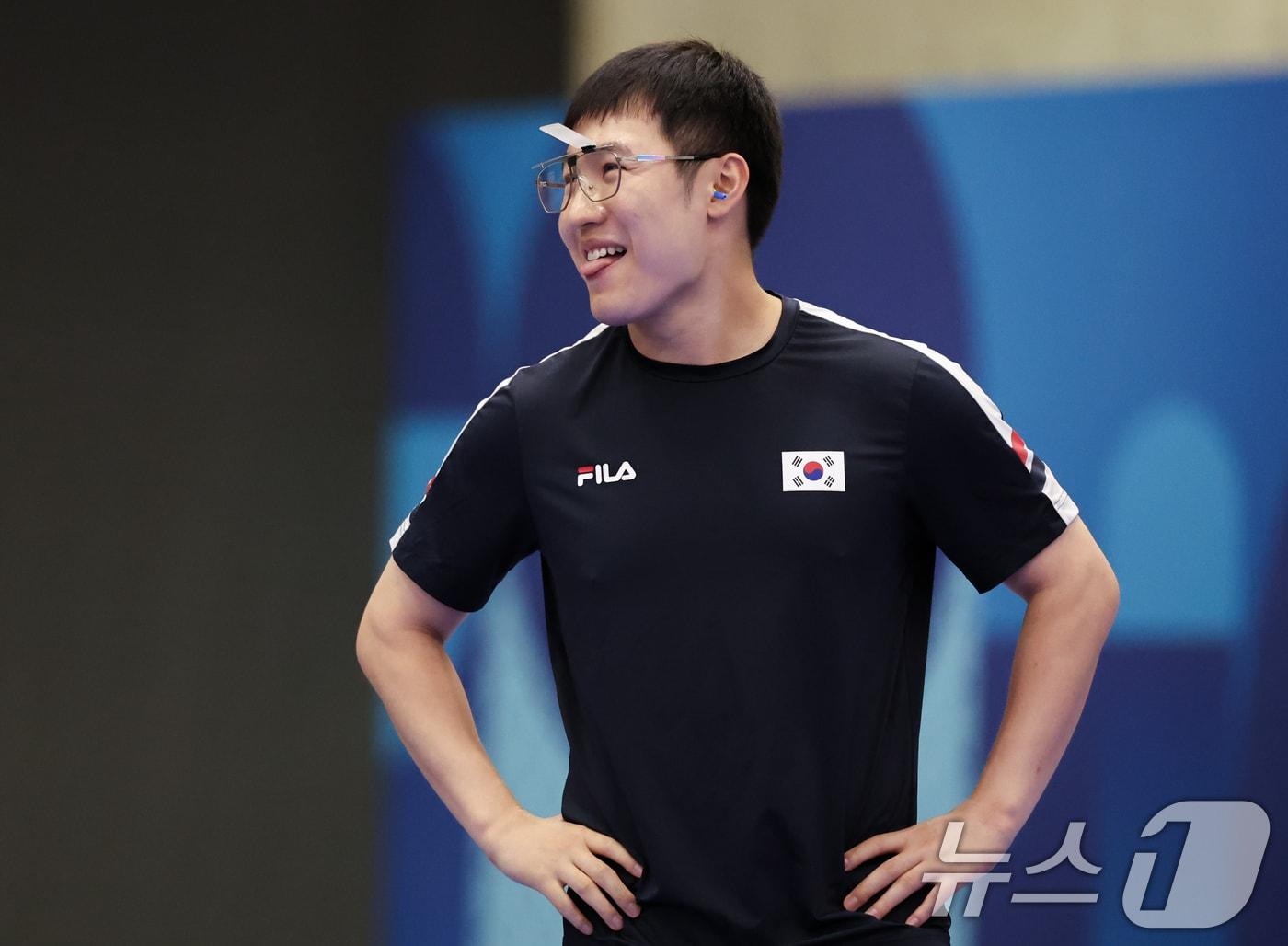본문 이미지 - 대한민국 사격 대표팀 조영재가 5일(한국시간) 프랑스 샤토루 슈팅 센터에서 열린 2024 파리올림픽 사격 25m 속사권총 결선에서 사격을 마친 후 미소를 보이고 있다. 2024.8.5/뉴스1 ⓒ News1 이동해 기자