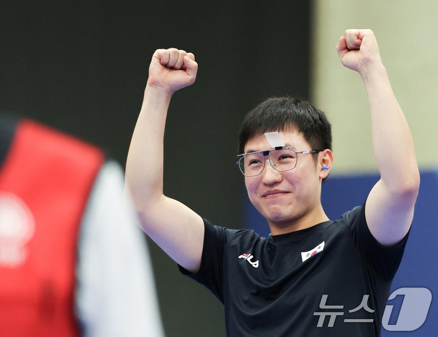 본문 이미지 - 대한민국 사격 대표팀 조영재가 5일(한국시간) 프랑스 샤토루 슈팅 센터에서 열린 2024 파리올림픽 사격 25m 속사권총 결선에서 은메달을 확정지은 후 기뻐하고 있다. 2024.8.5/뉴스1 ⓒ News1 이동해 기자