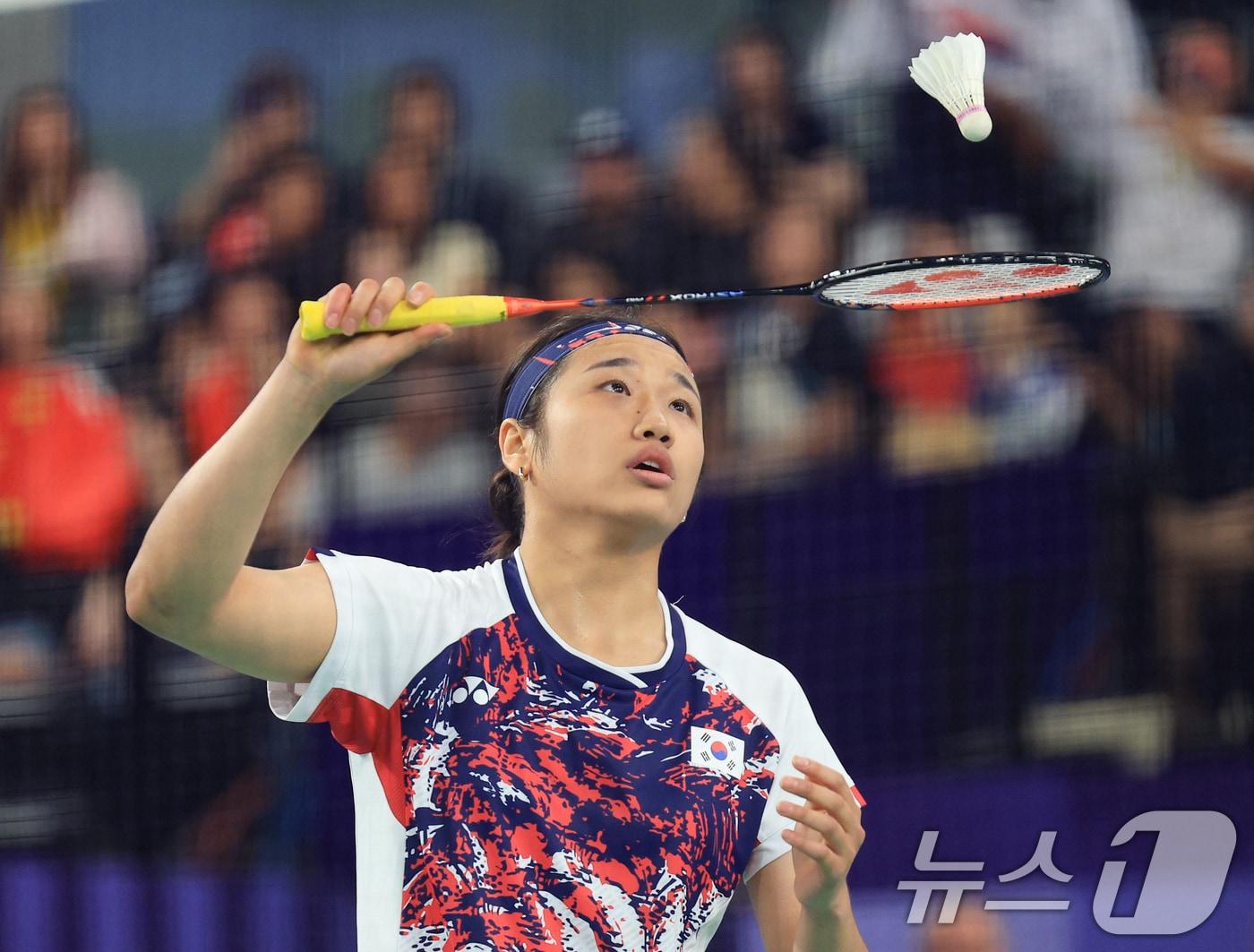 본문 이미지 - 대한민국 배드민턴 대표팀 안세영이 5일 오후(한국시간) 프랑스 파리 라 샤펠 아레나에서 열린 2024 파리올림픽 배드민턴 여자 단식 결승 중국의 허빙자오 선수와의 경기에서 셔틀콕을 줍고 있다. 2024.8.5/뉴스1 ⓒ News1 박정호 기자