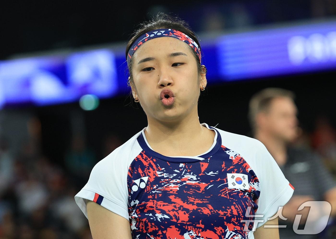 대한민국 배드민턴 대표팀 안세영이 5일 오후(한국시간) 프랑스 파리 라 샤펠 아레나에서 열린 2024 파리올림픽 배드민턴 여자 단식 결승 중국의 허빙자오 선수와의 경기에서 실점한 후 아쉬워 하고 있다. 2024.8.5/뉴스1 ⓒ News1 박정호 기자