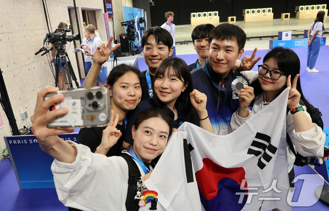 대한민국 사격 대표팀 조영재가 5일(한국시간) 프랑스 샤토루 슈팅 센터에서 열린 2024 파리올림픽 사격 25m 속사권총 시상식을 마친 후 김예지, 반효진, 오예진을 비롯한 선수들과 기념촬영을 하고 있다. 2024.8.5/뉴스1 ⓒ News1 이동해 기자