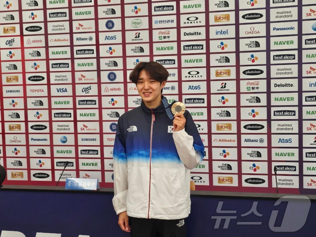 본문 이미지 - 수영 국가대표 김우민이 5일(한국시간) 프랑스 파리 코리아하우스에서 열린 메달리스트 기자회견에서 동메달을 들고 포즈를 취하고 있다. ⓒ News1