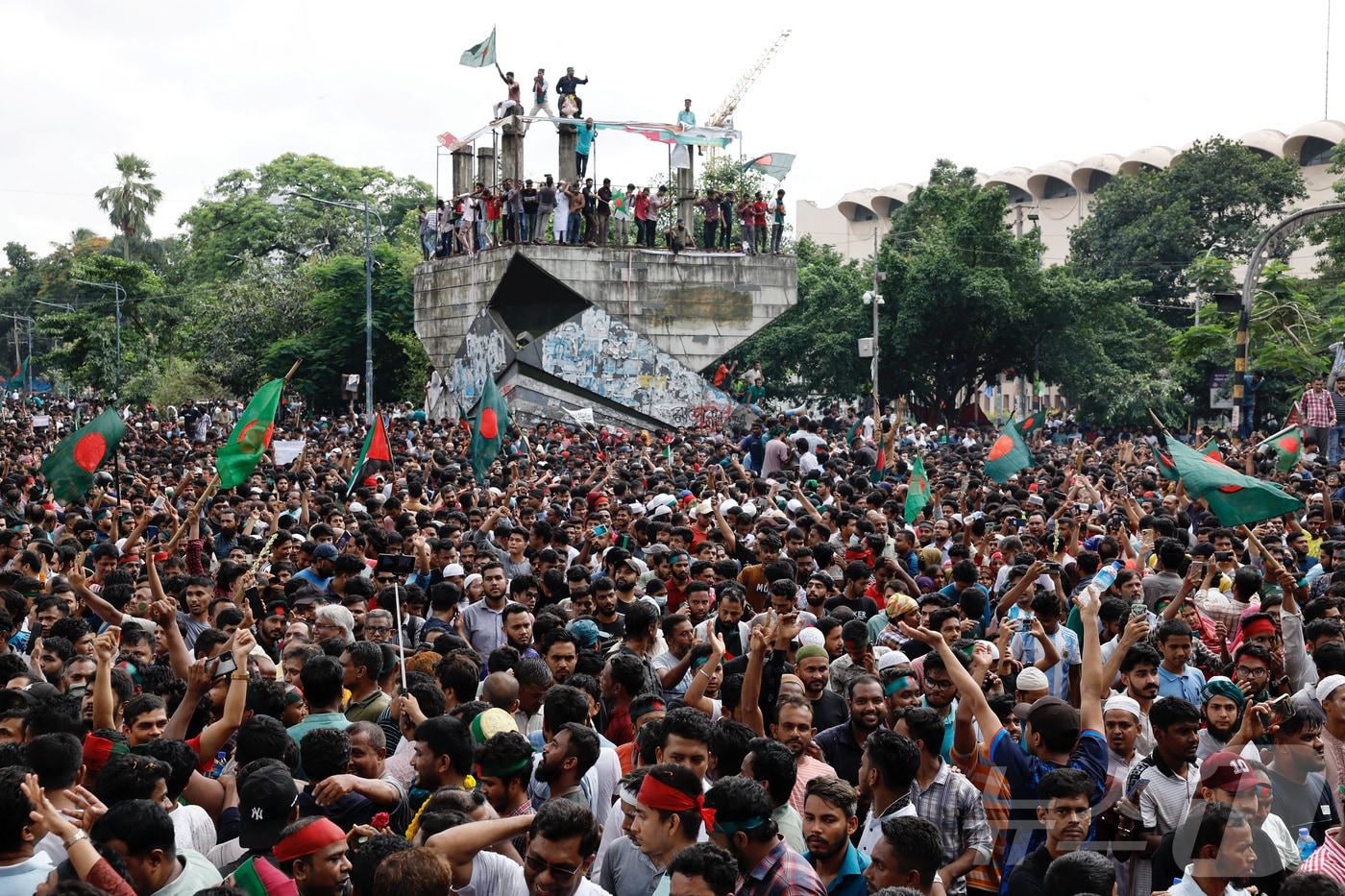 5일(현지시간) 총리가 물러난 후 방글라데시 다카에서 사람들이 몰려나와 환호하고 있다. 2024.08.05.ⓒ 로이터=뉴스1