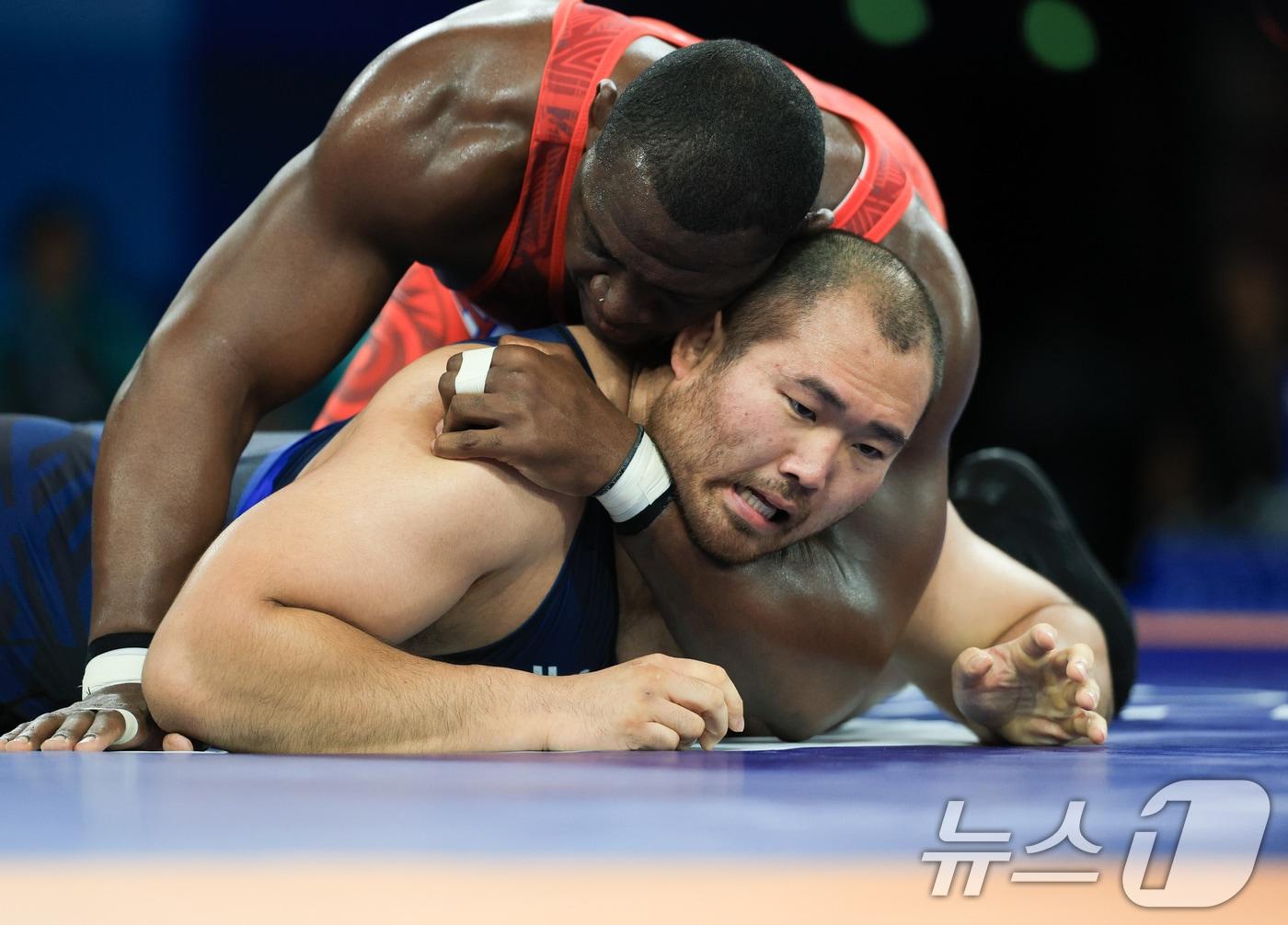 본문 이미지 - 대한민국 레슬링 국가대표 이승찬 선수가 5일 오후(한국시간) 프랑스 파리 샹 드 마르스 아레나에서 진행된 레슬링 남자 그레코로만형 130kg급 16강 경기에서 쿠바의 미하인 로페즈 선수와 자웅을 겨루고 있다. 2024.8.5/뉴스1 ⓒ News1 박정호 기자