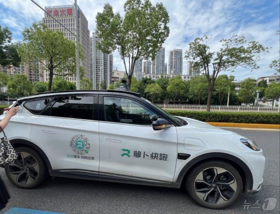 본문 이미지 - 후베이성 우한시에서 운행 중인 바이두의 무인 자율주행택시 뤄보콰이파오