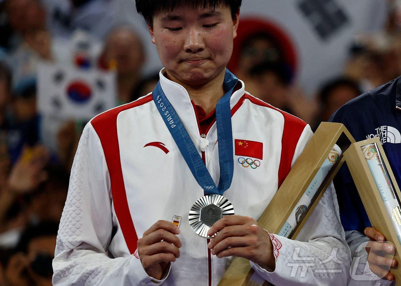 본문 이미지 - 스페인 배지를 들고 시상대에 오른 허빙자오ⓒ AFP=뉴스1