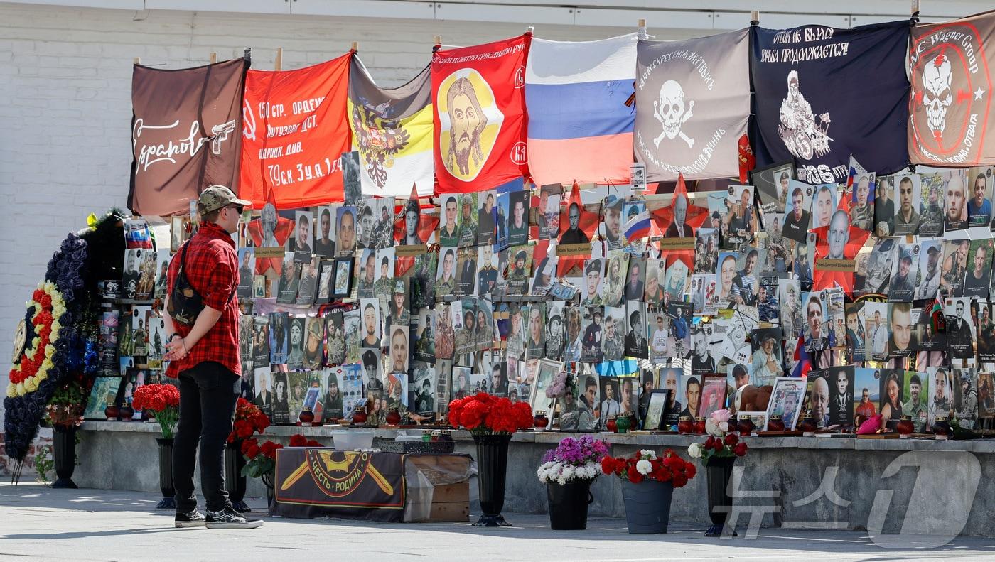 4일(현지시간) 러시아 모스크바 중심가에서 최근 북부 투아레그 반군에 의해 말리에서 사망한 러시아 용병 바그너 그룹의 전사들을 추모하기 위해 열린 추모식에서 한 남성이 사망한 바그너 그룹 예브게니 프리고진 수장 추모 임시 기념관 앞에 서 있다. 24.08.04 ⓒ 로이터=뉴스1 ⓒ News1 김예슬 기자