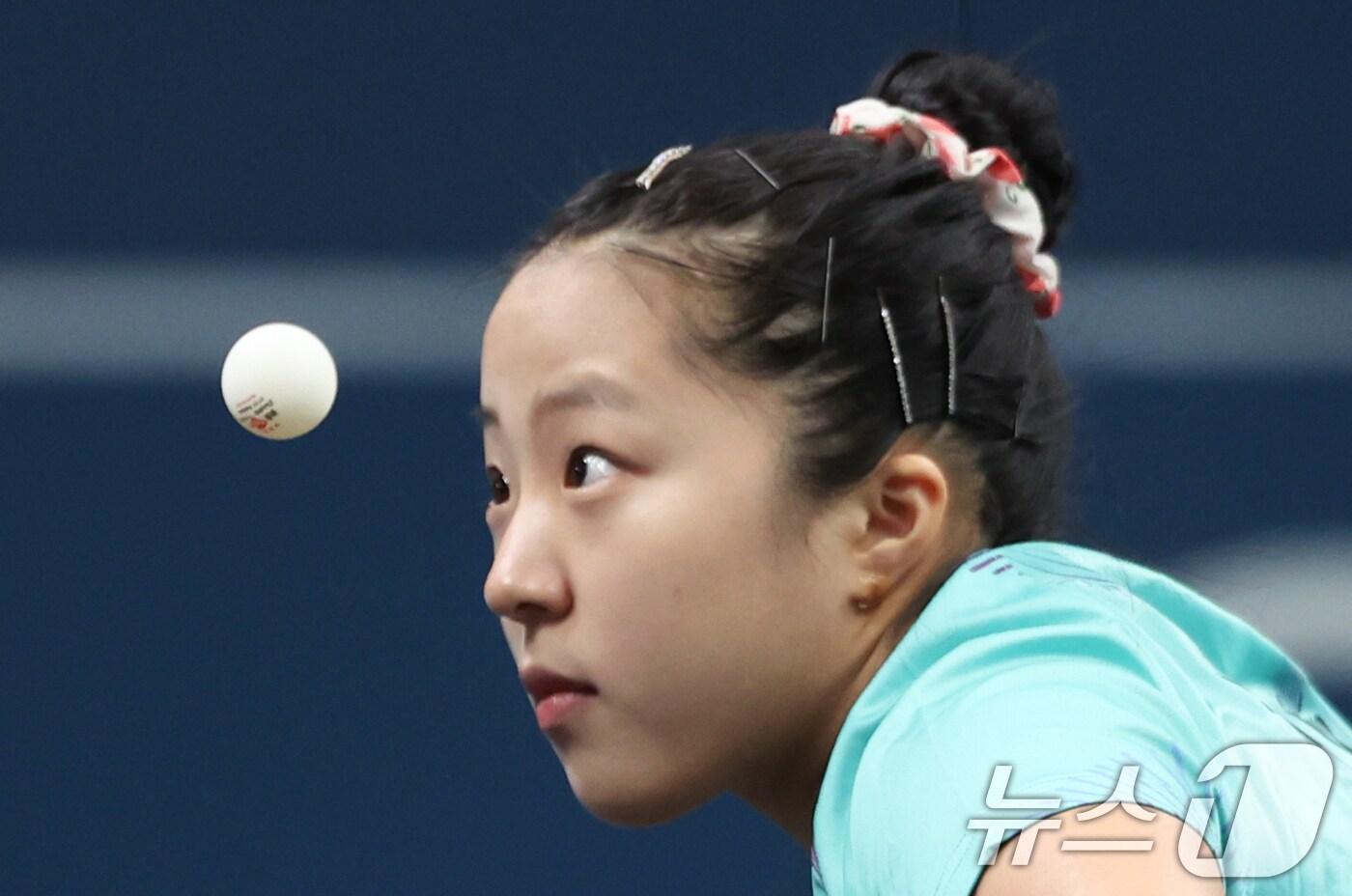 대한민국 탁구 대표팀 신유빈 선수가 6일 오전&#40;한국시간&#41; 프랑스 파리 사우스 파리 아레나 4에서 열린 &#39;2024 파리올림픽&#39; 탁구 여자 단체 16강 브라질의 브루나 알렉산드르, 줄리아 다카하시 선수와의 경기에서 서브를 넣고 있다. 2024.8.6/뉴스1 ⓒ News1 박정호 기자