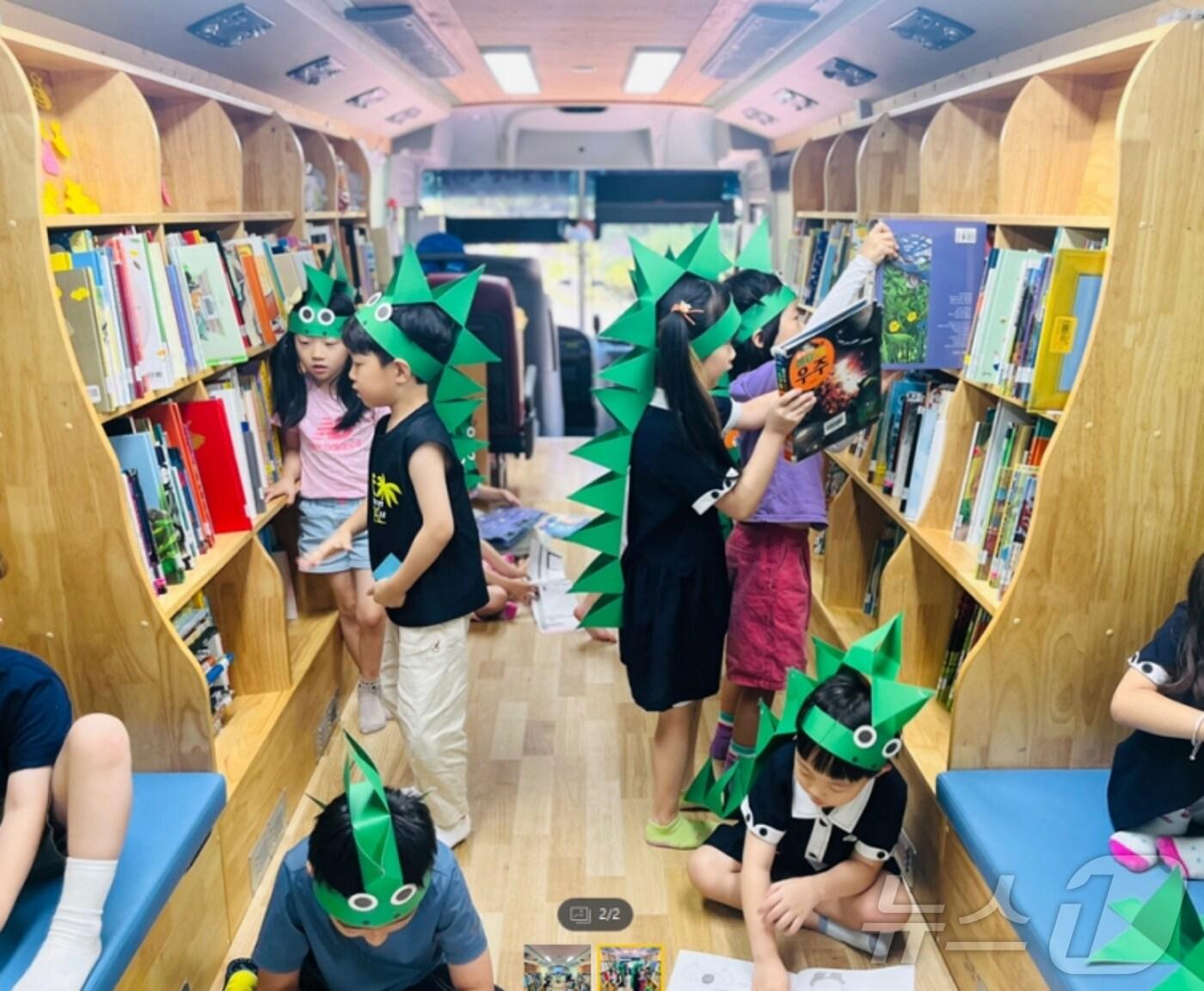 본문 이미지 - 충북교육청 중원교육문화원은 여름방학 기간 지역 교육도서관을 찾아가는 책 버스를 운영한다.(충북교육청 제공)/뉴스1