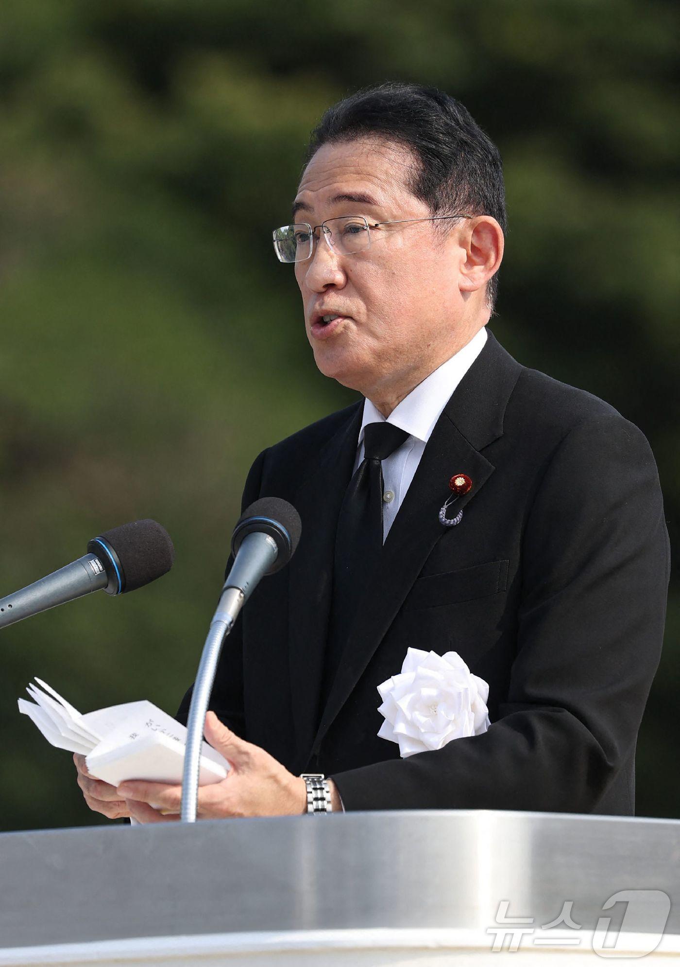 본문 이미지 - 기시다 후미오 일본 총리가 6일&#40;현지시간&#41; 원폭 투하 79주년을 맞아 히로시마에서 열린 평화 기념식서 연설을 하고 있다. 2024.08.06 ⓒ AFP=뉴스1 ⓒ News1 우동명 기자
