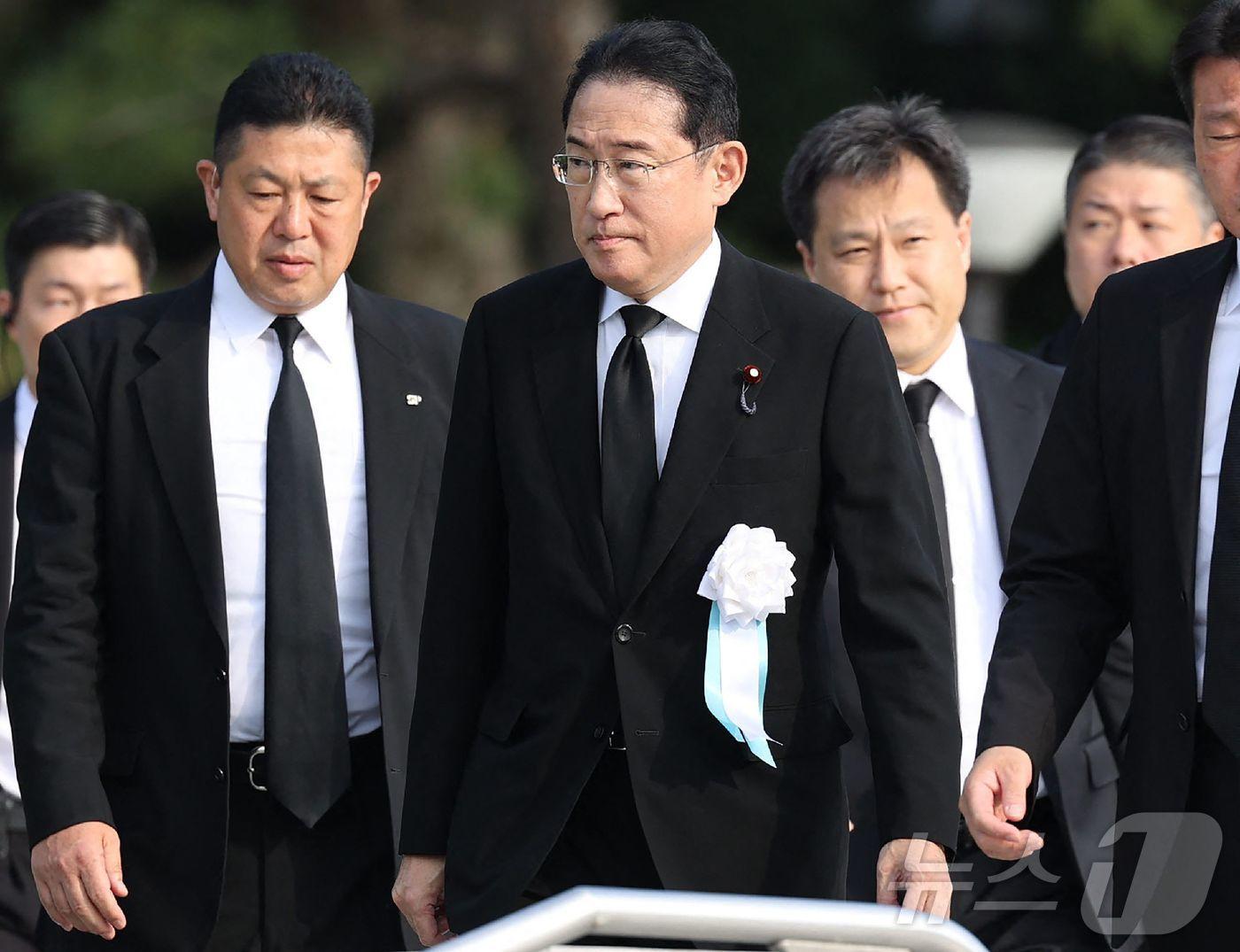 본문 이미지 - 기시다 후미오 일본 총리가 6일&#40;현지시간&#41; 원폭 투하 79주년을 맞아 히로시마에서 열린 평화 기념식에 참석을 하고 있다. 2024.08.06 ⓒ AFP=뉴스1 ⓒ News1 우동명 기자