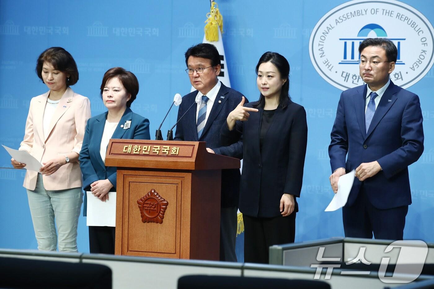 본문 이미지 - 황운하 조국혁신당 원내대표를 비롯한 의원들이 6일 오전 서울 여의도 국회 소통관에서 기자회견을 열고 채해병 순직 사건 수사 외압 진상규명을 위한 국정조사 개최를 촉구하고 있다. 2024.8.6/뉴스1 ⓒ News1 이광호 기자