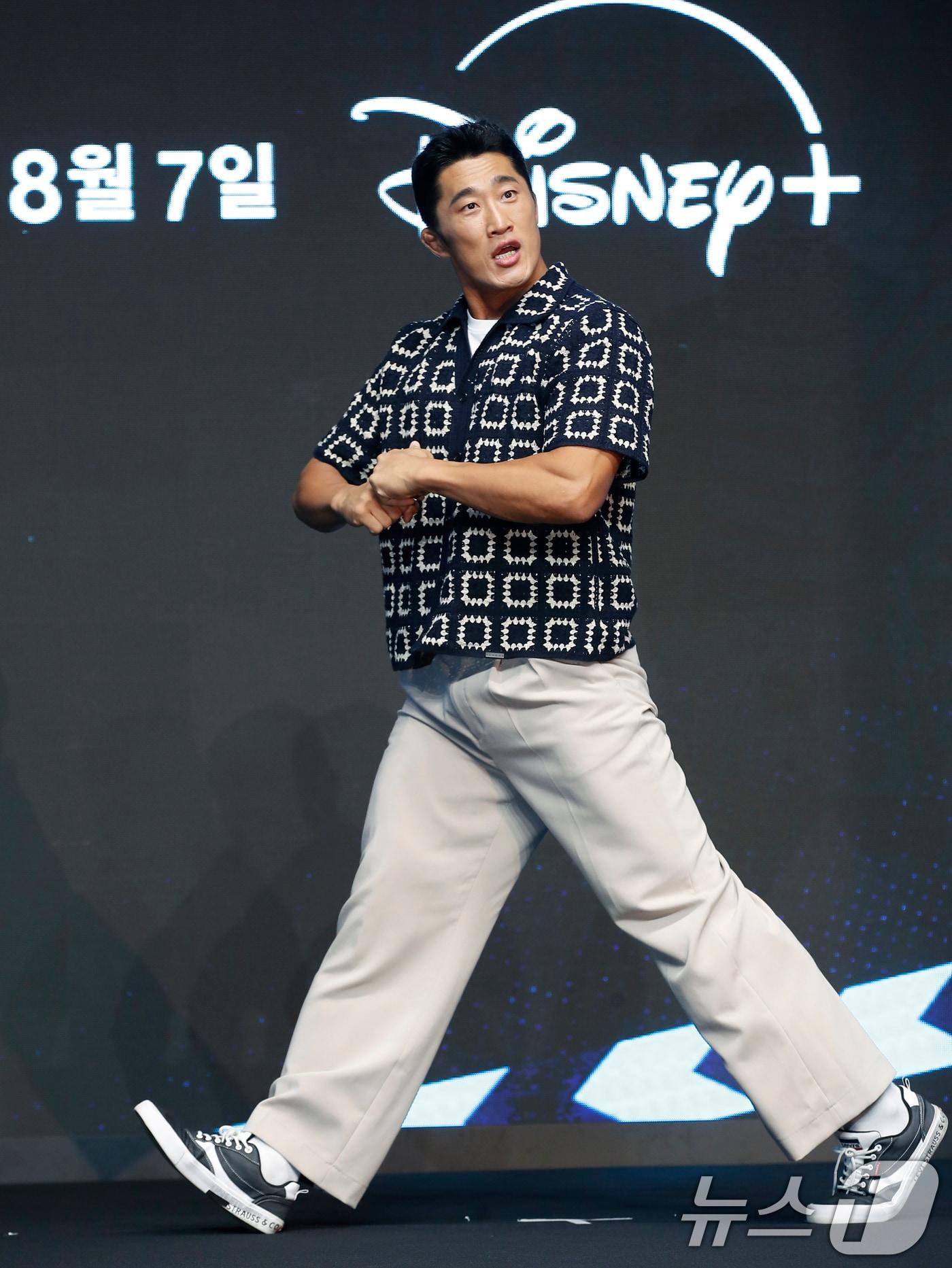 본문 이미지 - 격투기선수 김동현이 6일 서울 영등포구 콘래드 호텔에서 열린 디즈니+ 오리지널 예능 ‘더 존: 버텨야 산다 시즌3’ 제작발표회에서 포즈를 취하고 있다. ‘더 존: 버터야 산다 시즌3’는 오직 4시간, 끝없는 AI의 공격부터 내 집 마련 전세 대출금 갚기, 선을 넘지 않고 버티기 등 극한의 현실공감 미션을 버티기 위해 더 강력하게 돌아온 ‘존버즈’ 유재석, 권유리, 김동현, 덱스의 ‘도파민 ON’ 버라이어티다. 2024.8.6/뉴스1 ⓒ News1 권현진 기자