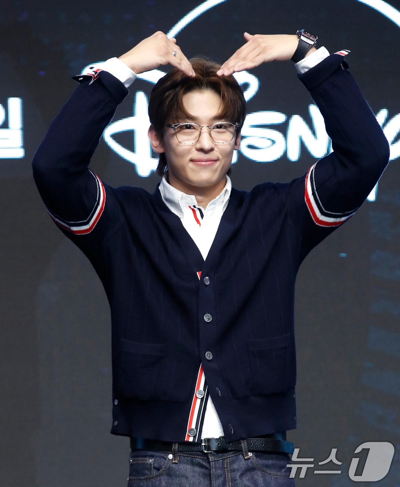 본문 이미지 - 방송인 덱스가 6일 서울 영등포구 콘래드 호텔에서 열린 디즈니+ 오리지널 예능 ‘더 존: 버텨야 산다 시즌3’ 제작발표회에서 포즈를 취하고 있다. ‘더 존: 버터야 산다 시즌3’는 오직 4시간, 끝없는 AI의 공격부터 내 집 마련 전세 대출금 갚기, 선을 넘지 않고 버티기 등 극한의 현실공감 미션을 버티기 위해 더 강력하게 돌아온 ‘존버즈’ 유재석, 권유리, 김동현, 덱스의 ‘도파민 ON’ 버라이어티다. 2024.8.6/뉴스1 ⓒ News1 권현진 기자