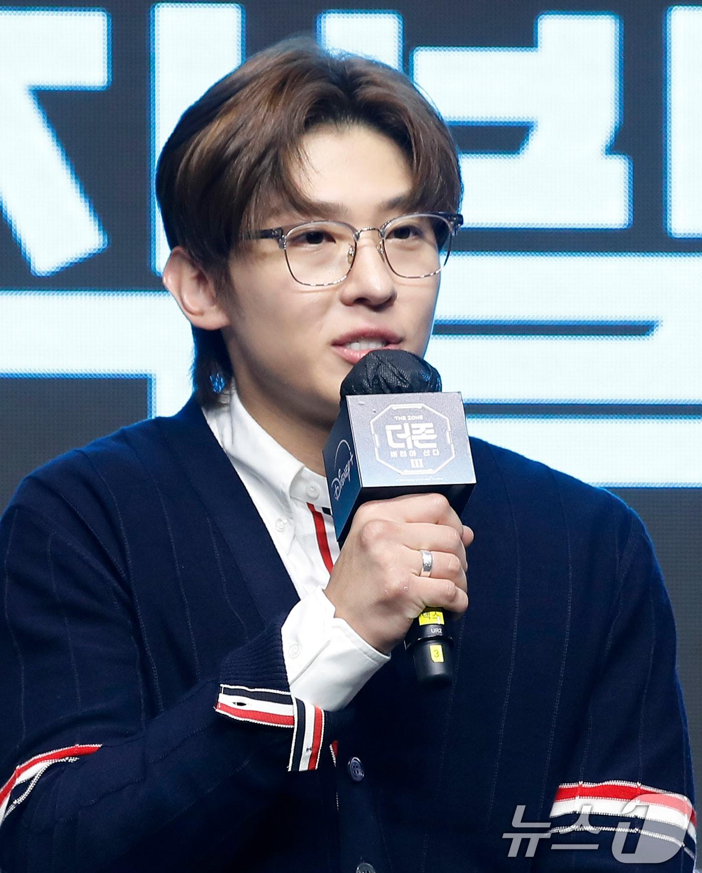 본문 이미지 - 방송인 덱스가 6일 서울 영등포구 콘래드 호텔에서 열린 디즈니+ 오리지널 예능 ‘더 존: 버텨야 산다 시즌3’ 제작발표회에서 인사말을 하고 있다. ‘더 존: 버터야 산다 시즌3’는 오직 4시간, 끝없는 AI의 공격부터 내 집 마련 전세 대출금 갚기, 선을 넘지 않고 버티기 등 극한의 현실공감 미션을 버티기 위해 더 강력하게 돌아온 ‘존버즈’ 유재석, 권유리, 김동현, 덱스의 ‘도파민 ON’ 버라이어티다. 2024.8.6/뉴스1 ⓒ News1 권현진 기자