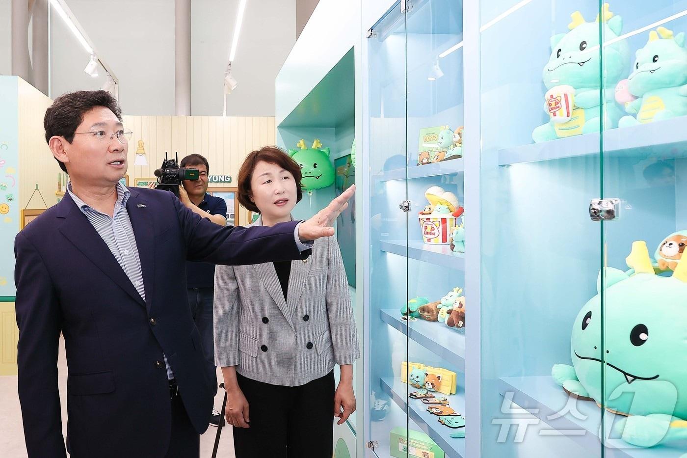 이상일 시장(앞)과 유진선 시의회의장이 조아용 홍보존을 둘러보고 있는 모습.(용인시 제공)