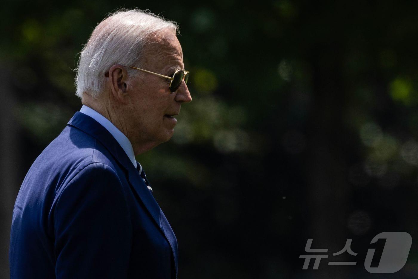 본문 이미지 - 조 바이든 미국 대통령이 5일(현지시간) 델라웨어에서 주말을 보낸 뒤 워싱턴 백악관에 도착을 하고 있다. 2024.08.06 ⓒ AFP=뉴스1 ⓒ News1 우동명 기자