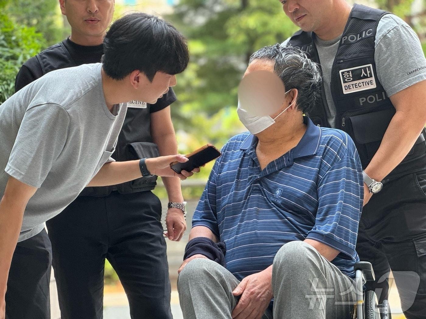 본문 이미지 - 자택에서 아내를 살해한 협의를 받는 A 씨가 지난해 8월 6일 인천시 미추홀구 인천지법에서 구속 전 피의자 심문(영장실질심사)에 출석하고 있다 2024.8.6/뉴스1 ⓒ News1 박소영 기자