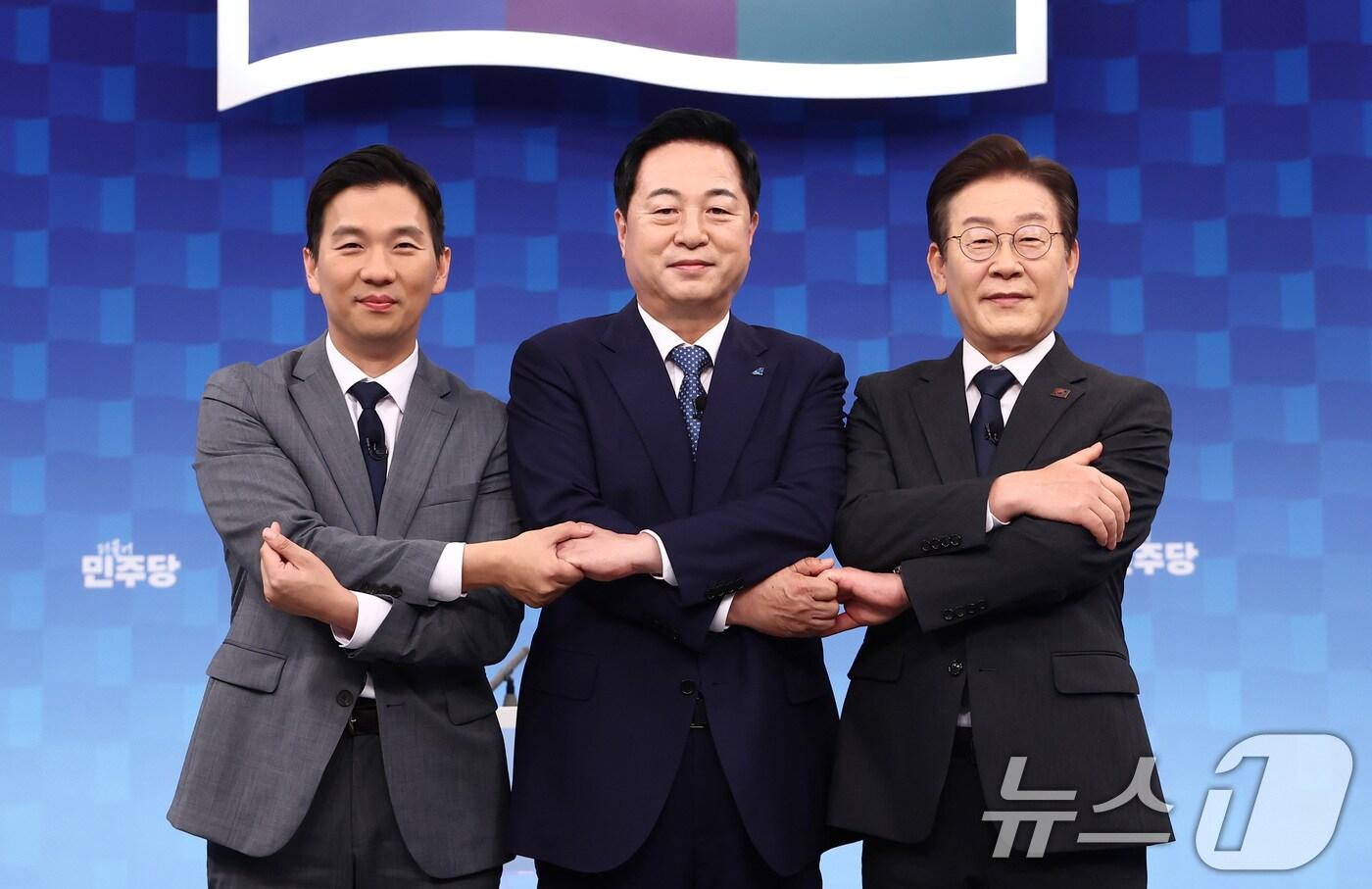 김지수(왼쪽부터), 김두관, 이재명 더불어민주당 대표 후보가 6일 서울 양천구 SBS 목동스튜디오에서 더불어민주당 당대표 후보 방송토론회를 시작하기에 앞서 기념촬영을 하고 있다. 2024.8.6/뉴스1 ⓒ News1 김민지 기자