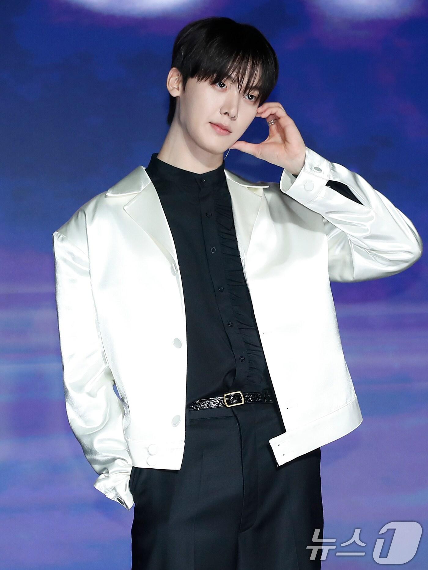 본문 이미지 - 그룹 아스트로(ASTRO) 윤산하가 6일 오후 서울 중구 반얀트리 클럽 앤 스파 서울에서 진행된 첫 솔로 미니앨범 '더스크'(DUSK) 발매 기념 쇼케이스에서 포즈를 취하고 있다. 2024.8.6/뉴스1 ⓒ News1 권현진 기자