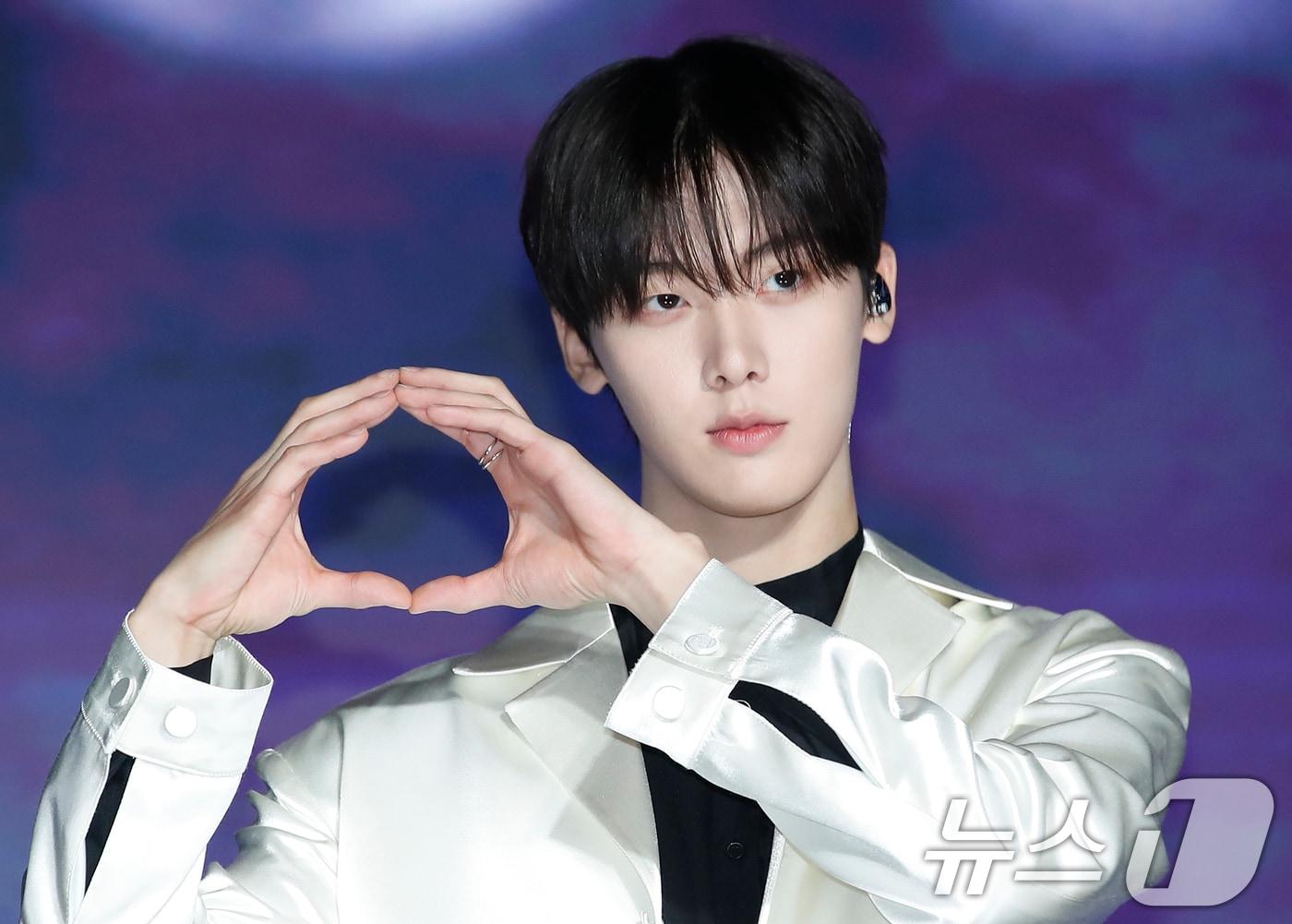 본문 이미지 - 그룹 아스트로(ASTRO) 윤산하가 6일 오후 서울 중구 반얀트리 클럽 앤 스파 서울에서 진행된 첫 솔로 미니앨범 '더스크'(DUSK) 발매 기념 쇼케이스에서 포즈를 취하고 있다. 2024.8.6/뉴스1 ⓒ News1 권현진 기자