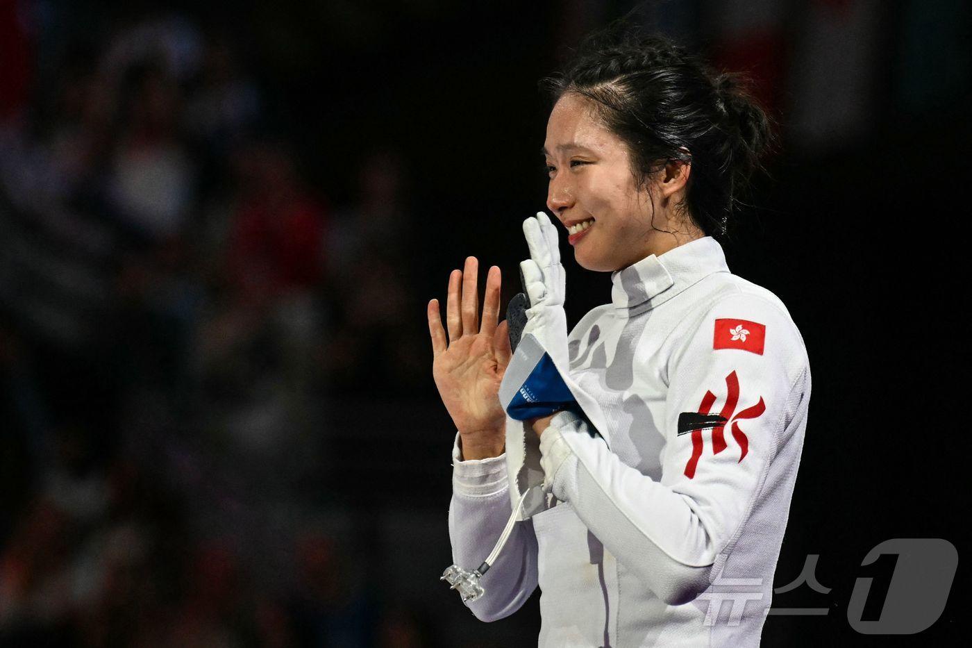 프랑스 파리 그랑 팔레에서 열린 올림픽 여자 에페 개인전 경기 우승자, 비비안 콩이 웃으며 관중에게 손을 흔들고 있다. 2024.07.27/ ⓒ AFP=뉴스1 ⓒ News1 권진영 기자