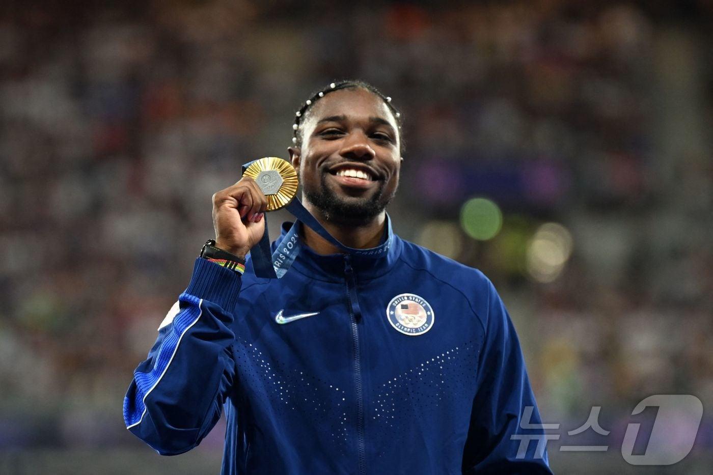 미국의 노아 라일스가 2024년 8월5일 파리 스타드 드 프랑스에서 열린 올림픽 남자 100m 육상 결승전에서 우승을 차지한 후 포즈를 취하고 있다. ⓒ AFP=뉴스1 ⓒ News1 김지현 기자