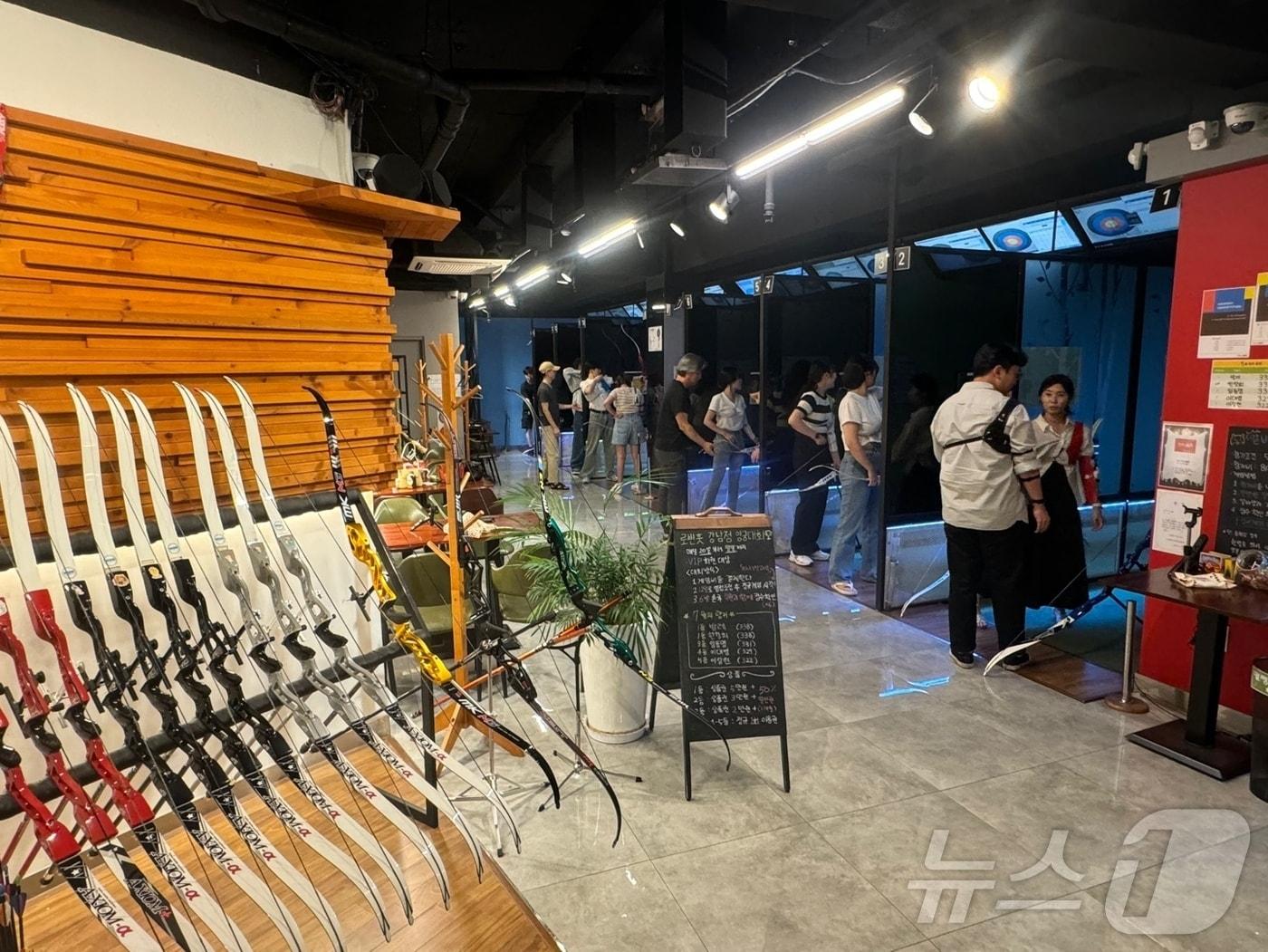 본문 이미지 - 5일 오후 '올림픽 특수'를 맞은 서울 강남구 역삼동 한 양궁카페가 손님들로 북적이고 있다. 2024.8.5/뉴스1 이강 기자