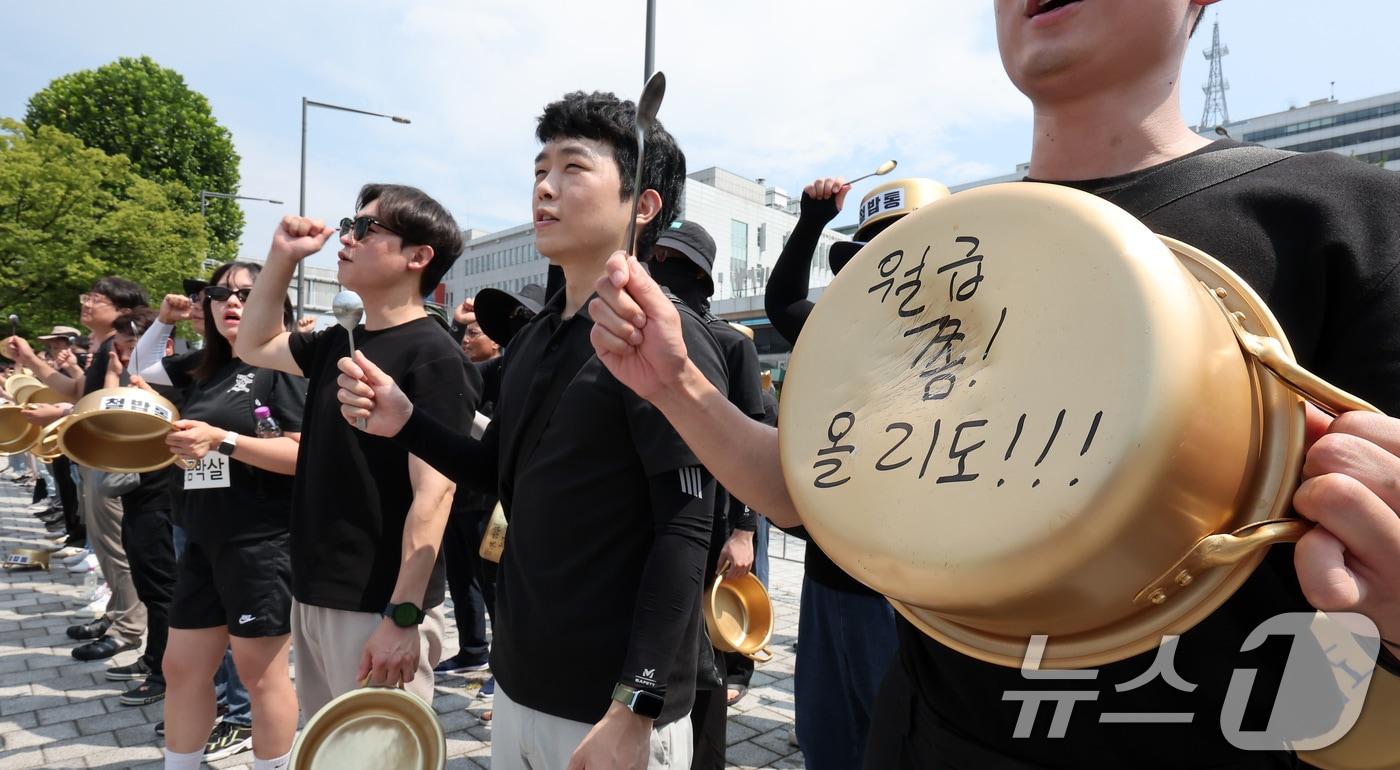 전국공무원노동조합 2030청년위원회 회원들이 6일 서울 용산구 대통령실 앞에서 열린 임금 수당 현실화 2024년 청년공무원 100인 기자회견에서 구호를 외치고 있다. 2024.8.6/뉴스1 ⓒ News1 김성진 기자