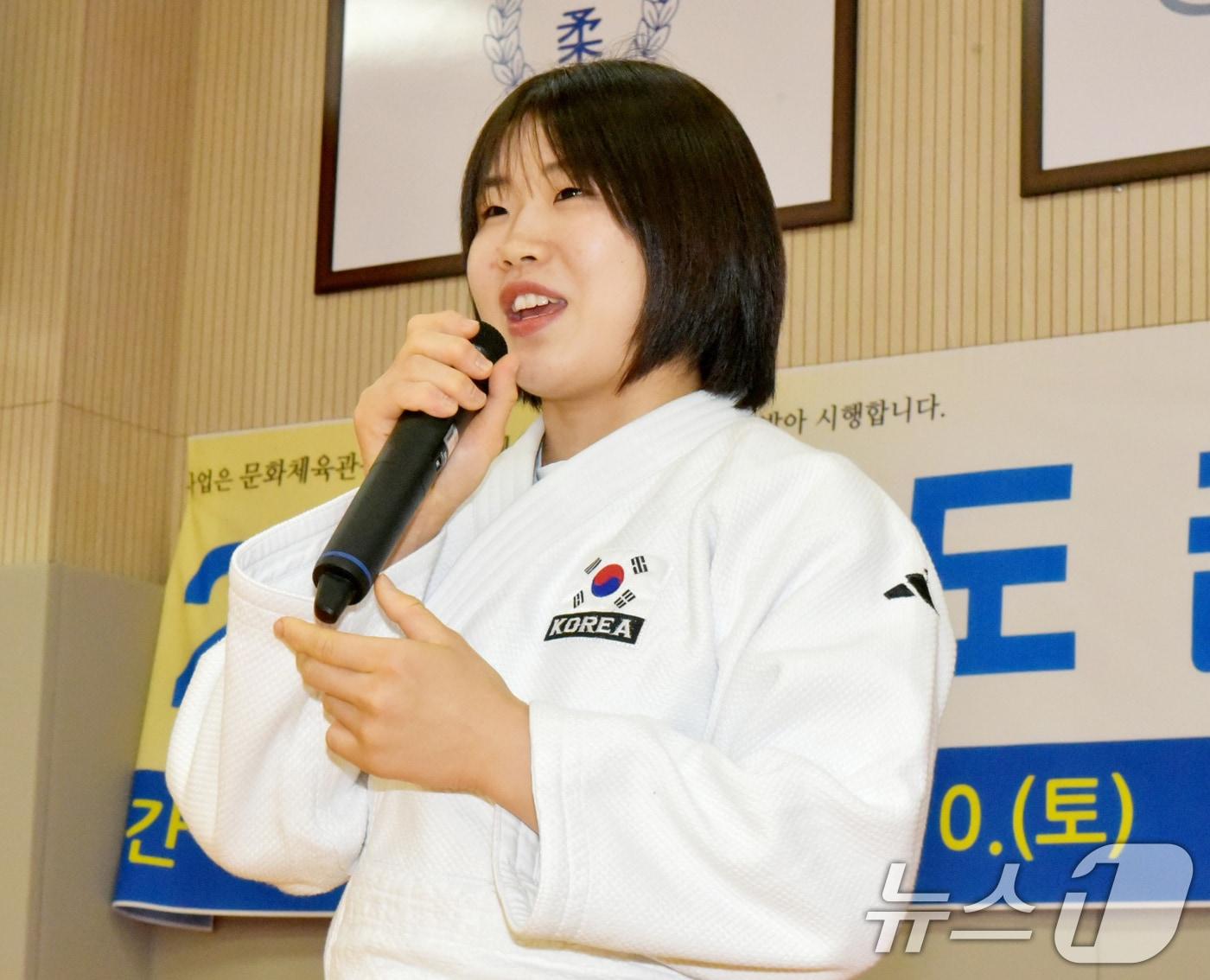 본문 이미지 - 2024 파리올림픽에서 개인전 은메달과 단체전 동메달을 거머쥔 유도 대표팀 허미미(22·경북체육회) 선수가 6일 오후 전남 순천시 팔마트레이닝센터를 찾아 유소년 대표팀을 격려하고 있다. 2024.8.6/뉴스1 ⓒ News1 김동수 기자