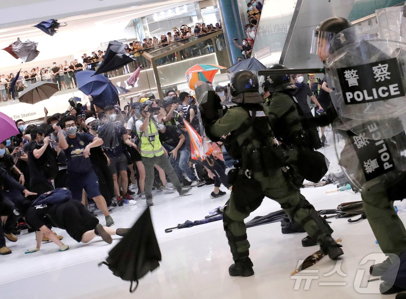 본문 이미지 - 2019년 홍콩에서 열린 시위를 진압하기 위해 경찰이 쇼핑몰 안에서 후추 스프레이를 사용해 민주화 운동가들을 해산시키고 있는 모습. ⓒ 로이터=뉴스1 ⓒ News1 신은빈 기자