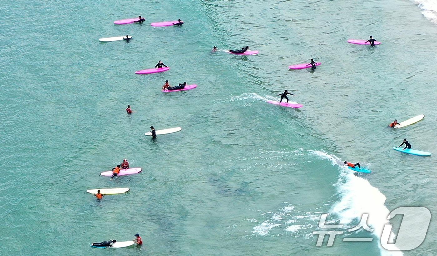 강원 양양군 현남면 인구 해수욕장을 찾은 시민들이 서핑을 즐기고 있다. &#40;뉴스1 DB&#41;ⓒ News1 김진환 기자